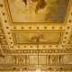 Ammiriamo infine il magnificente soffitto circoscritto da un�ampia fascia con corone lauree